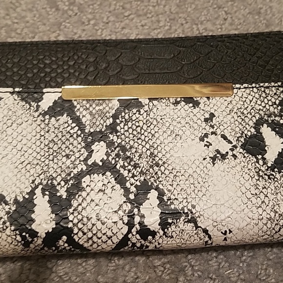 BNWT ALDO Black and White snake skin clutch - Picture 4 of 5